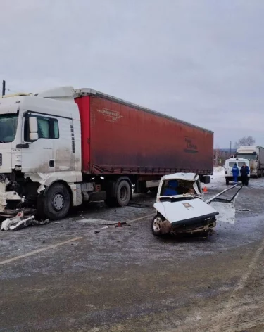 В Красноярском крае водитель и пассажиры «Оки» погибли при столкновении с грузовиком