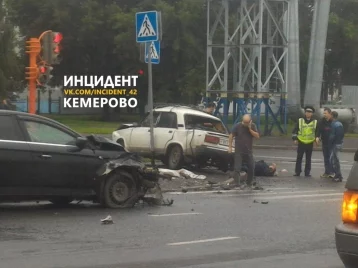 Фото: На перекрёстке в Ленинском районе Кемерова случилось серьёзное ДТП 1