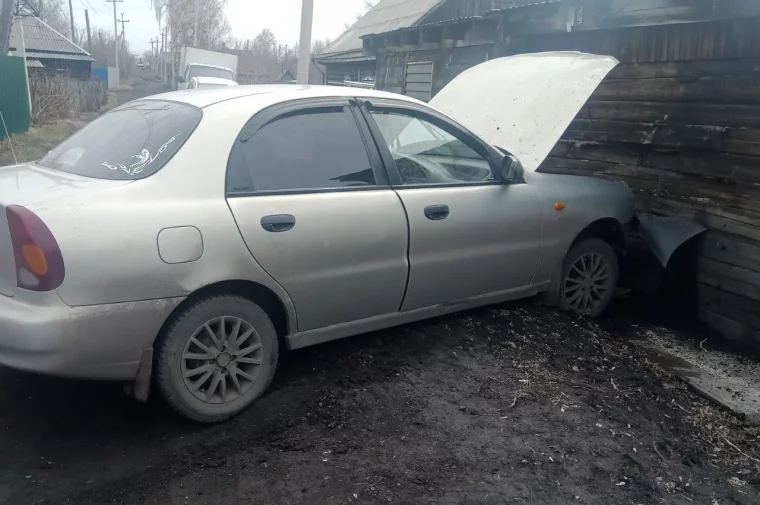Фото: Кузбассовец угнал у друга автомобиль и разбил его 2