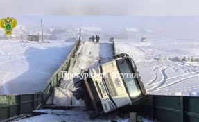 В российском регионе из-за слишком тяжёлого грузовика обрушился мост