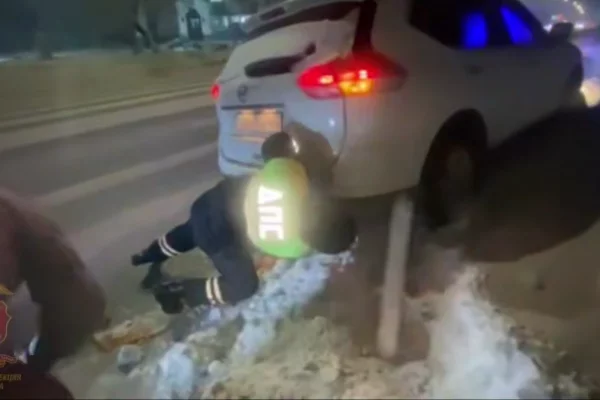 В Кемерове сотрудники Госавтоинспекции помогли застрявшему на обочине водителю