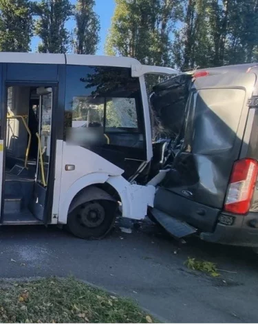 В Воронеже пассажирский автобус столкнулся с автомобилем, пострадали 6 человек