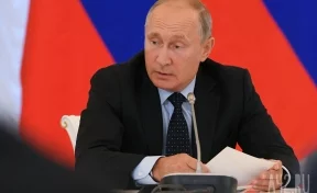 Путин распорядился направить в Иран несколько бортов МЧС для тушения порта