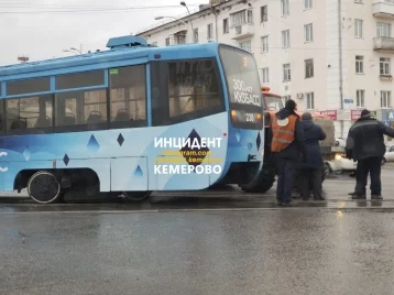 Фото: В Кемерове московский трамвай сошёл с рельсов 1