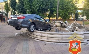 В подмосковном Ступине водитель въехал в фонтан