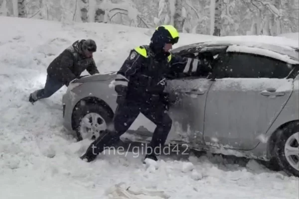 Кузбасские полицейские помогли вытащить застрявшую в сугробе машину