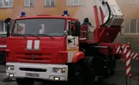 Два человека отравились угарным газом при пожаре в Кузбассе
