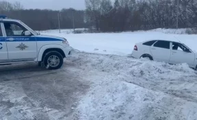В Кузбассе сотрудники ГАИ вытянули автомобиль, съехавший в кювет на трассе