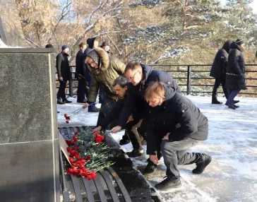 Фото: Кемеровчане несут цветы к мемориалу в память о погибших шахтёрах «Листвяжной» 2