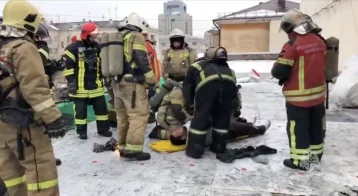 Фото: Во время пожара на крыше больницы в Екатеринбурге пострадали два человека 1