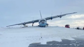 Фото: Самолёт опрокинулся на бок при посадке в Новом Уренгое 1