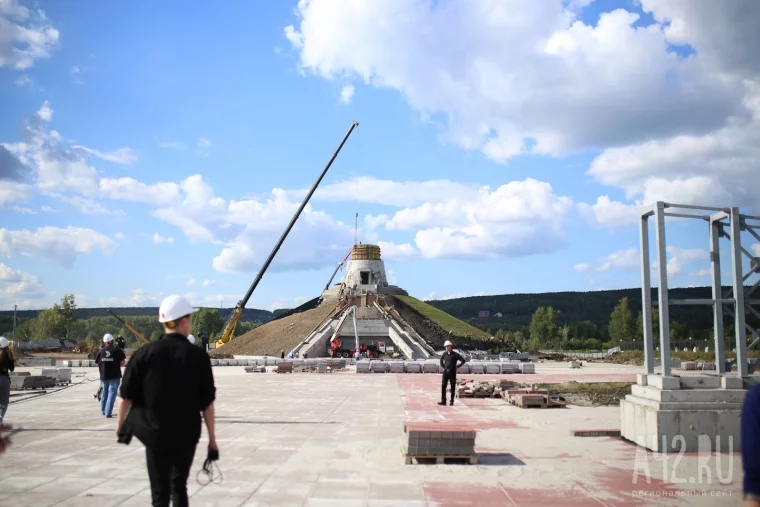 Фото: В Кемерове начали устанавливать памятник воину-освободителю 4