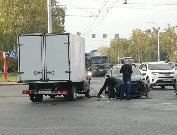 Фото: В Кемерове грузовая машина врезалась в Ford Focus  1