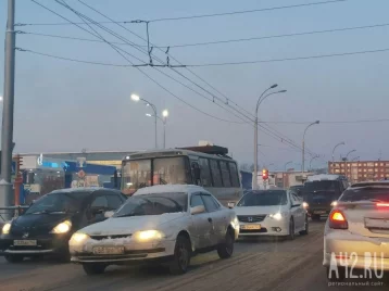 Фото: «Все стоим»: из-за серьёзного ДТП на Кузбасском мосту в Кемерове образовалась большая пробка 1