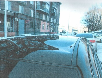 В Новокузнецке мужчина повредил машину, водитель которого не пропустил его на «зебре»
