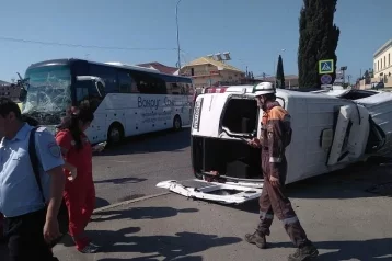 Фото:  В Сочи столкнулись два экскурсионных автобуса, есть пострадавшие 1
