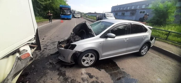 Фото: В Новокузнецке гонщик на иномарке врезался по очереди в автобус и в «ГАЗель» 2