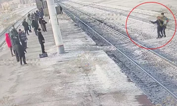 Фото: В Кузбассе полицейский спас мужчину, который едва не угодил под поезд 1