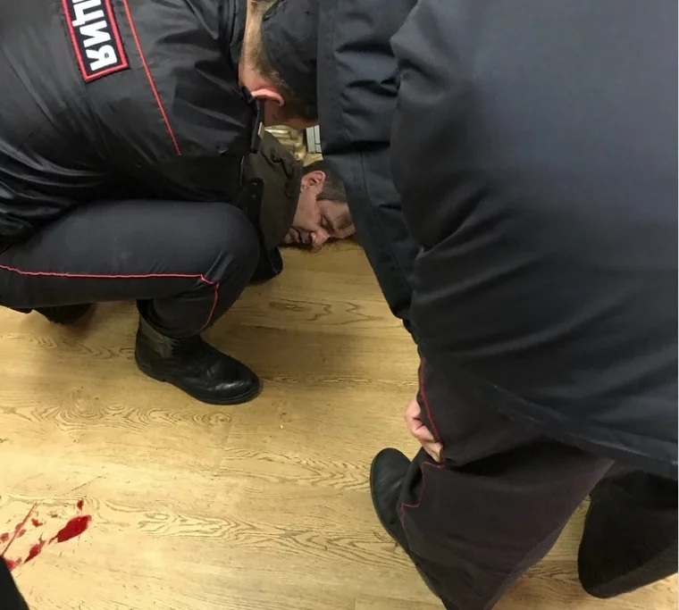 Фото: Вооружённый ножом мужчина порезал ведущую в редакции «Эха Москвы» 2