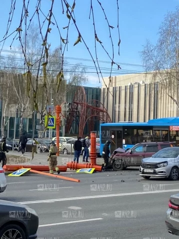 Фото: В Кемерове автомобиль влетел в светофор и снёс знак пешеходного перехода 1