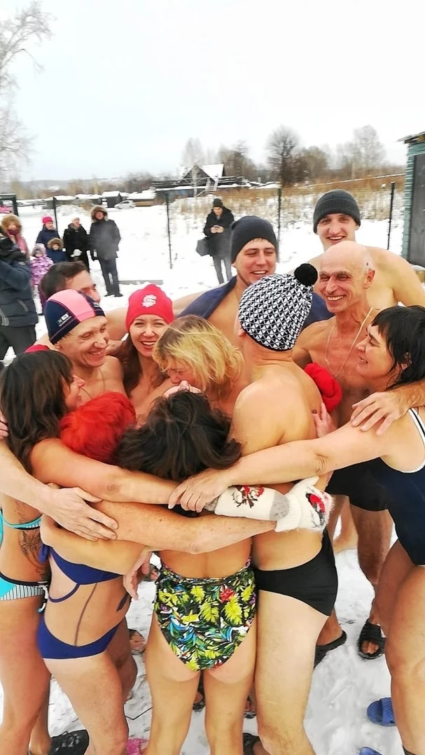 Фото: Кузбасские любители зимнего плавания отметили День моржа 2