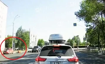 Фото: В Кемерове велосипедист на полной скорости врезался в машину: ДТП попало на видео 1