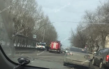Фото: «Водителя доставали через крышу»: в Кемерове произошло серьёзное ДТП 3