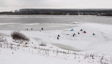 Фото: Власти: в Кемерове лёд на Томи замёрз на 7 сантиметров 1