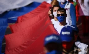 В День Государственного флага России в Кемерове развернули огромный триколор
