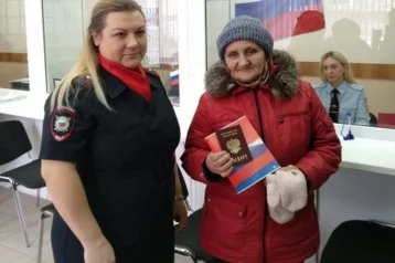 Фото: Жительница Омска с паспортом СССР получила документ нового образца 1