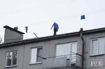 Фото: Новая часть «Пункта назначения»: кемеровчане обнаружили опасный для жизни склад на крыше дома 1