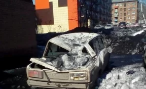 В Кузбассе упавшая с крыши глыба льда раздавила автомобиль