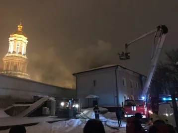 Фото: В Киеве загорелось одно из зданий Киево-Печерской лавры 1