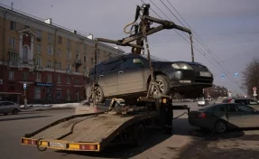 В Кемерове на эвакуаторах увезли машины, которые стояли возле остановок