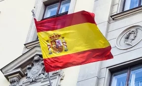 Сильное пламя охватило 14-этажный дом в испанской Валенсии