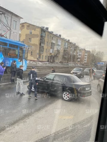 Фото: В Кемерове на Космической улице столкнулись два автомобиля: образовалась пробка 1