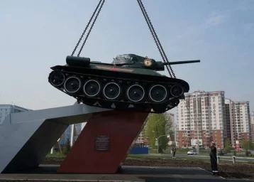 Фото: Танк Т-34 вернули на постамент около Президентского кадетского училища в Кемерове 1