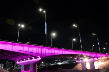 Фото: Мэр Кемерова показал, как выглядит Университетский мост со включённой разноцветной подсветкой  1