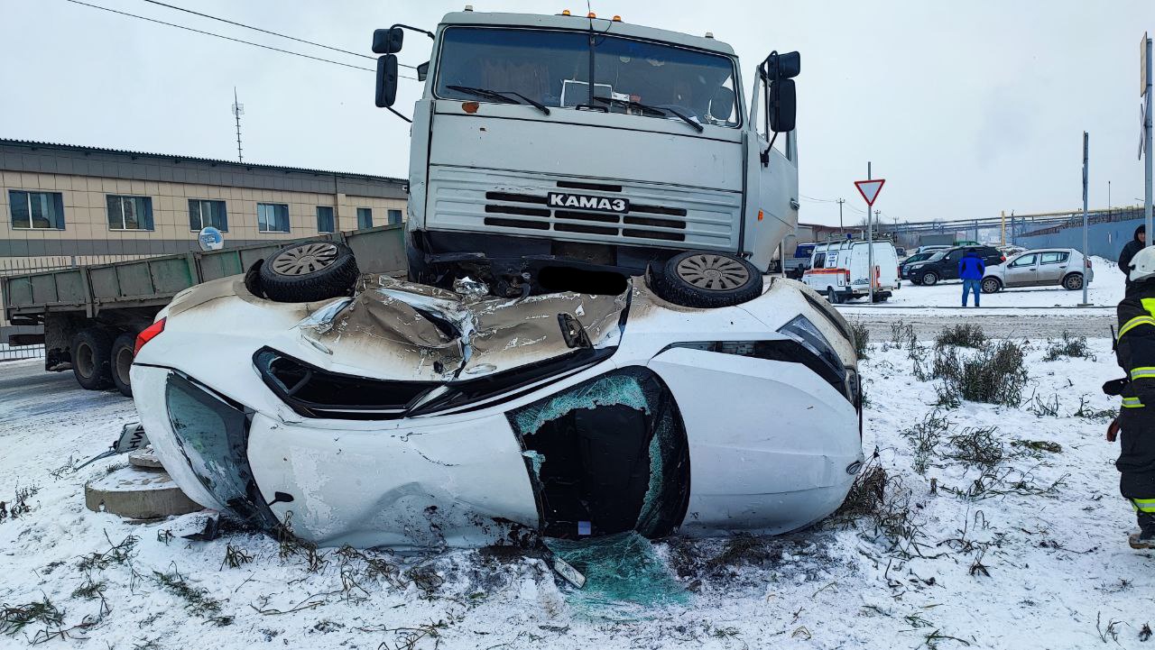 Спасатели показали кадры с места ДТП с «КамАЗом» в Кемерове