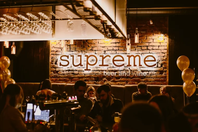 Фото: С любовью, Supreme: твой бар для дружеских встреч и идеальных свиданий 1