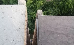 10-летняя девочка залезла на крышу высотки и застряла между этажами