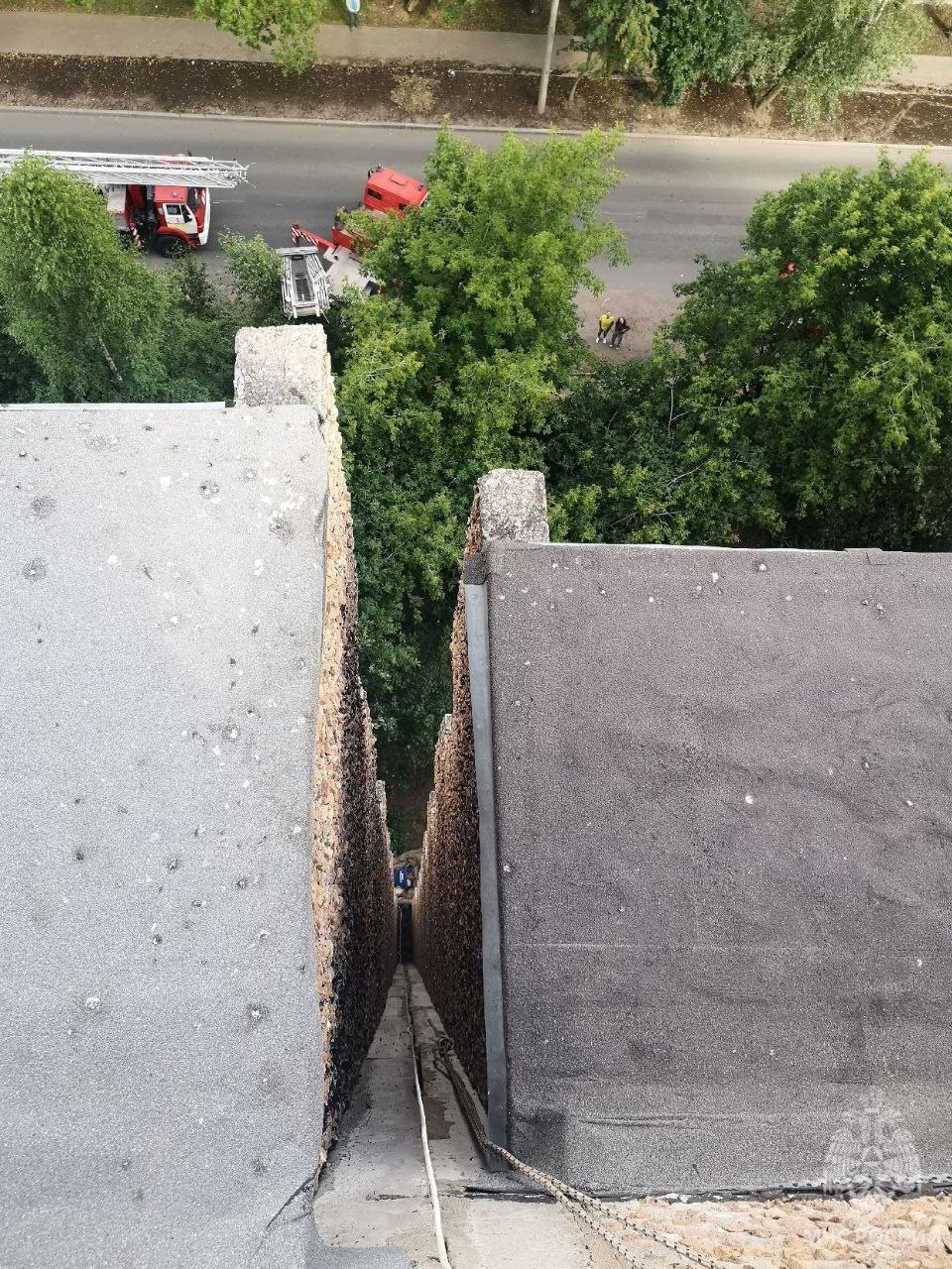 10-летняя девочка залезла на крышу высотки и застряла между этажами в Кирове