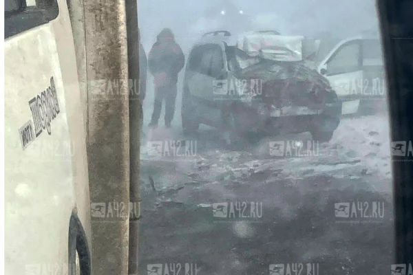 Очевидцы: в Кузбассе водитель автомобиля лишился пальцев в ДТП