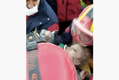 Фото: В Турции трёхлетнюю девочку вытащили из-под завала спустя 65 часов после землетрясения 2