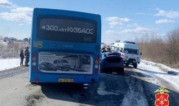Фото: В Анжеро-Судженске в ДТП с участием пассажирского автобуса погиб 1 человек 2