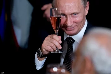 Фото: Владимир Путин поздравил россиянок с 8 Марта стихотворением Андрея Дементьева 1