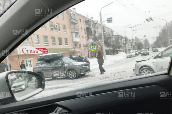 В Кемерове тройное ДТП собрало пробку на перекрёстке Ленина — 50 лет Октября