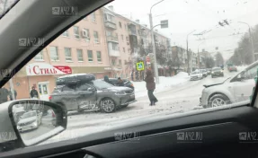 В Кемерове тройное ДТП собрало пробку на перекрёстке Ленина — 50 лет Октября