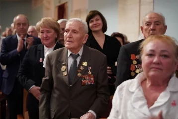 Фото: Дмитрий Анисимов поздравил Заводский район Кемерова с 80-летием 2