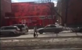 В центре Кемерова неадекватная женщина кружилась на проезжей части 